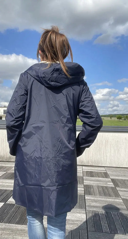 Imperméable réversible Laura Jo long bleu marine et doré, manteau élégant avec capuche et doublure contrastée pour femmes.