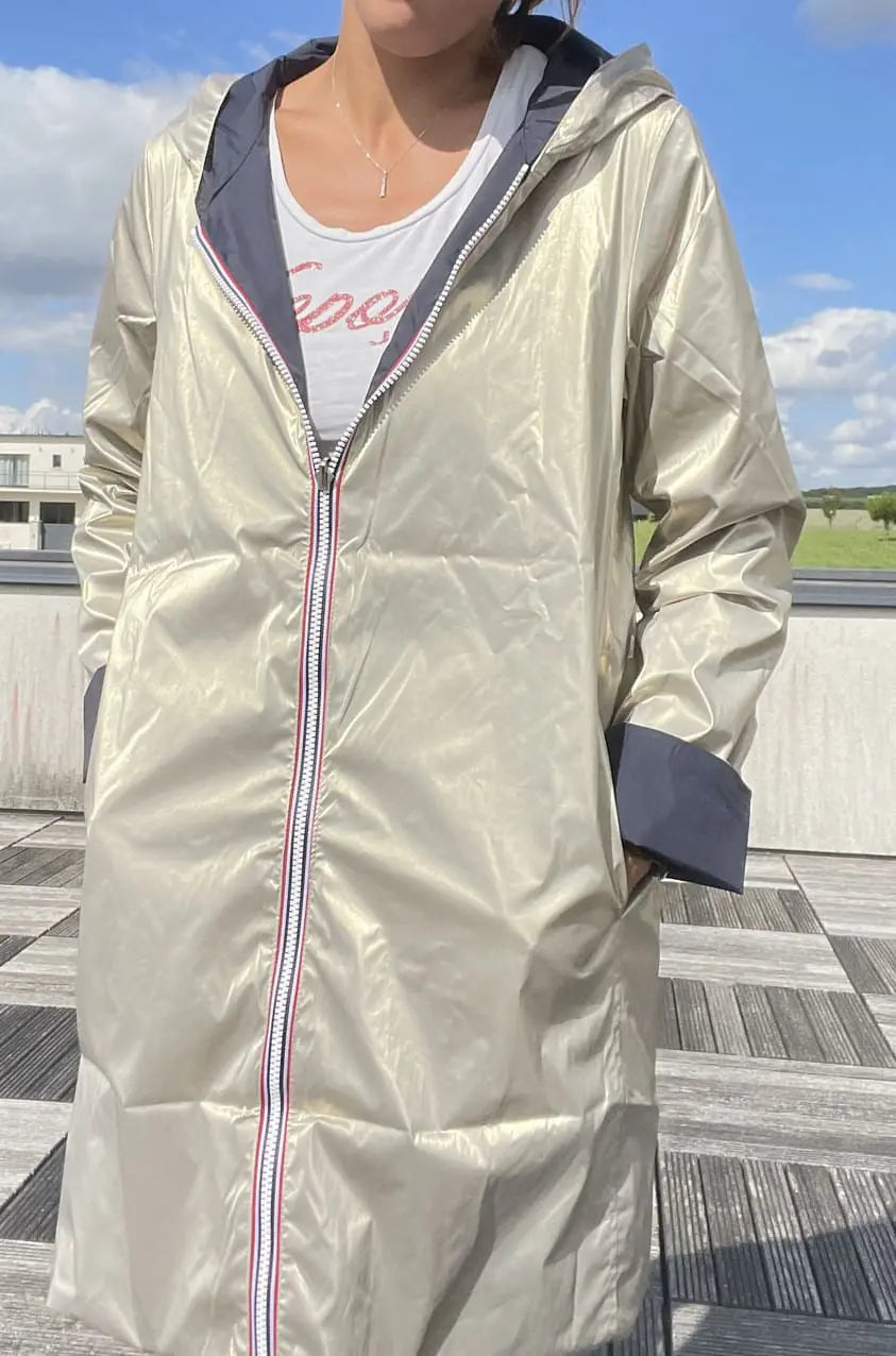 Imperméable réversible Laura Jo long bleu marine et doré, manteau élégant avec capuche et doublure contrastée.