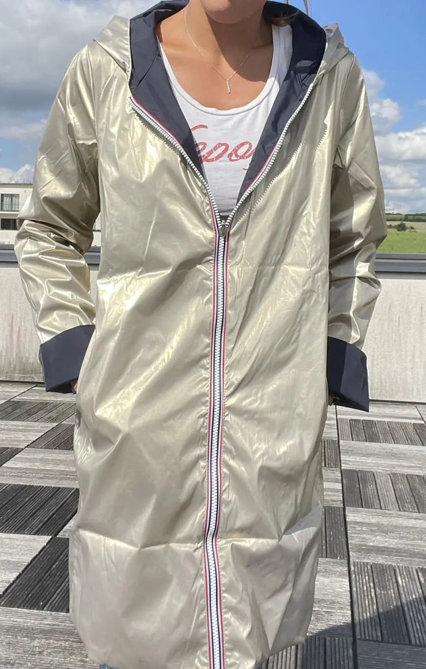 Manteau imperméable réversible Laura Jo, long bleu marine et doré, visible avec tissu imperméable et finition élégante.