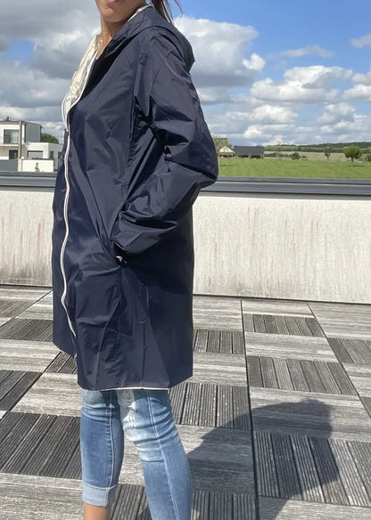 Imperméable réversible long Laura Jo bleu marine et doré, manteau élégant avec doublure colorée visible sur l'image.