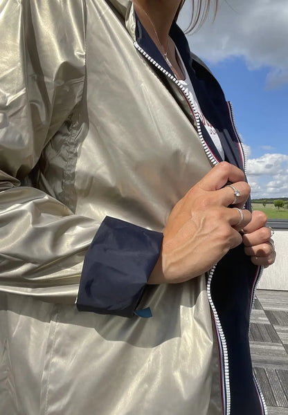 Imperméable réversible long Laura Jo bleu marine et doré, manteau élégant avec doublure colorée visible sur l'image.