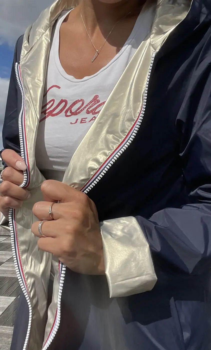 Imperméable réversible long Laura Jo bleu marine et doré, manteau élégant avec détails contrastés visible sur l'image.