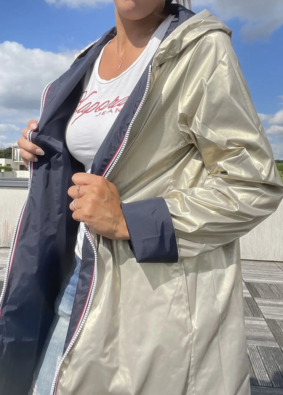 Imperméable réversible Laura Jo long bleu marine et doré, manteau élégant avec capuche et finition brillante, vue de face.