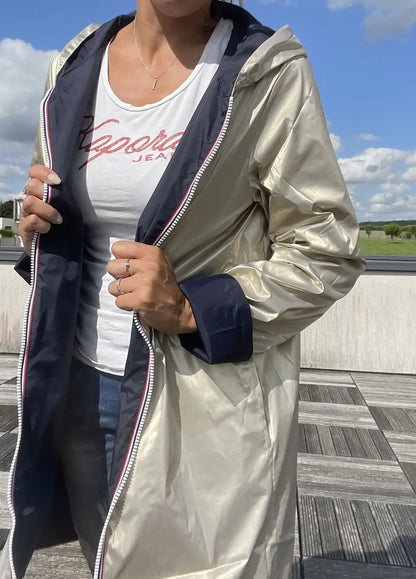 Imperméable réversible long Laura Jo bleu marine et doré, tissu imperméable, coupe élégante, porté en extérieur.
