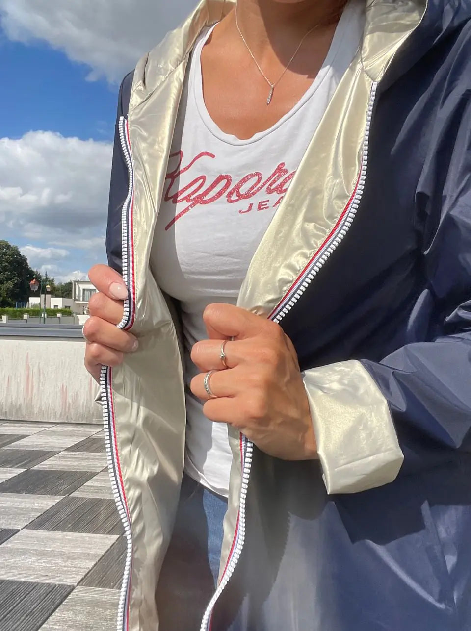 Imperméable réversible long Laura Jo bleu marine et doré, manteau élégant avec finition soignée, porté en extérieur.