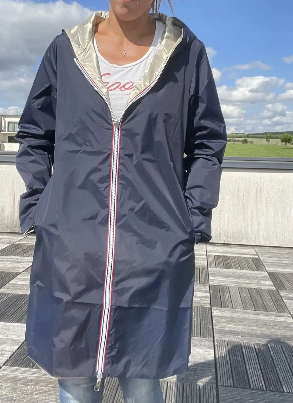 Manteau imperméable réversible Laura Jo long bleu marine et doré, visible côté bleu marine avec détails dorés.