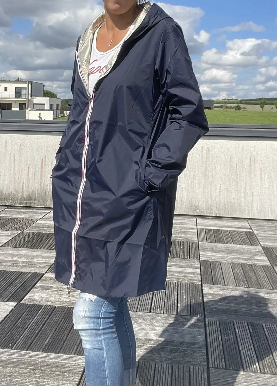 Imperméable réversible Laura Jo long bleu marine et doré, manteau élégant avec doublure contrastée, idéal pour la pluie.