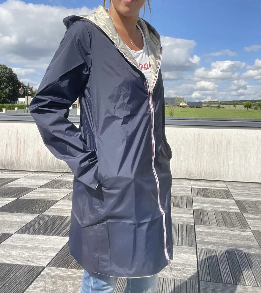Imperméable réversible long Laura Jo bleu marine et doré, manteau élégant avec capuche et finitions métalliques.