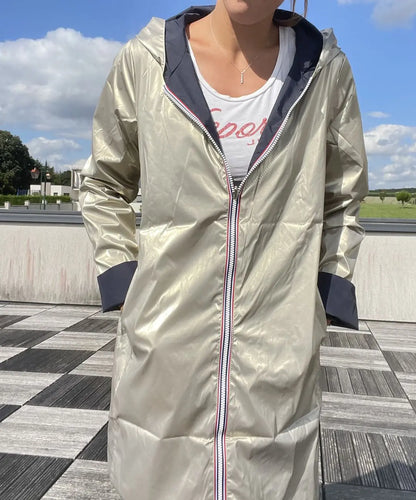 Imperméable réversible long Laura Jo bleu marine et doré, manteau élégant avec finition brillante, porté en mode double face.
