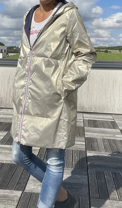 Manteau imperméable réversible long bleu marine et doré de Laura Jo, avec capuche et fermeture à boutons.