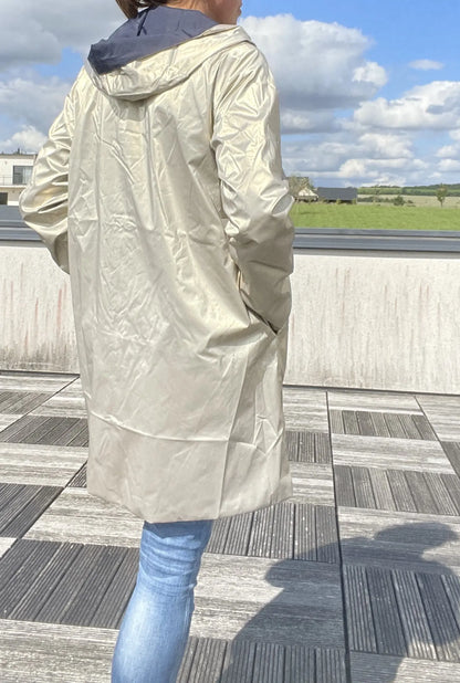 Imperméable réversible long Laura Jo bleu marine et doré, veste de manteau imperméable pour femme, vue de face.