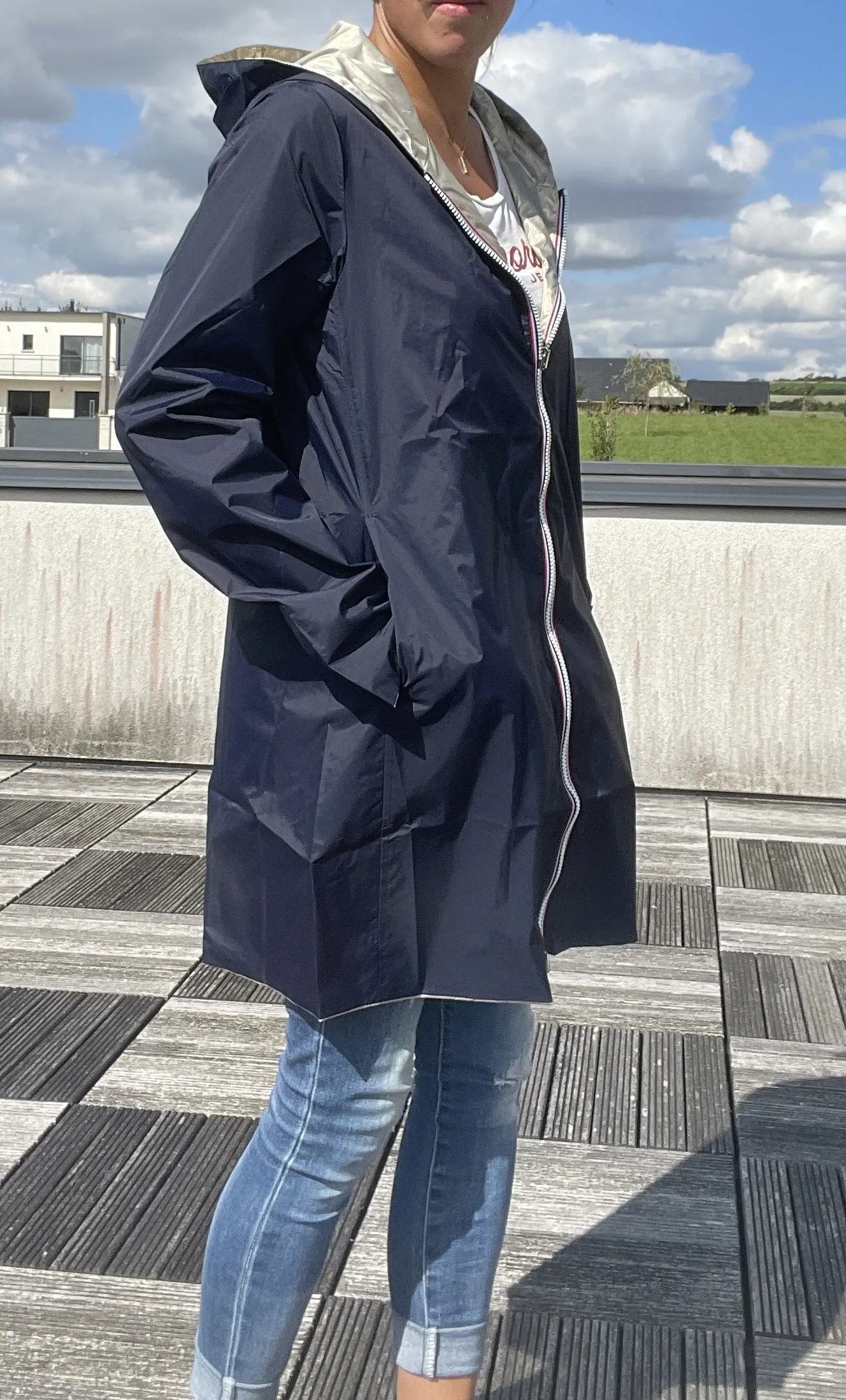 Imperméable réversible long Laura Jo bleu marine et doré, manteau élégant avec capuche et doublure contrastée.