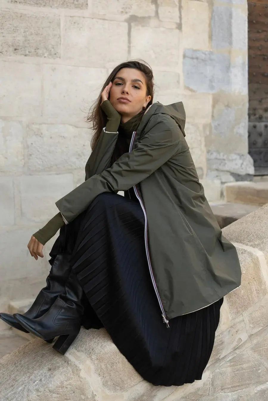 Imperméable long réversible Laura Jo kaki et doré, sans garnissage, veste de pluie élégante et légère pour femmes.