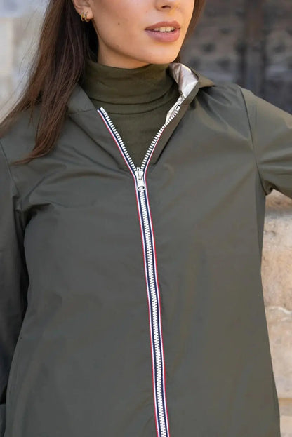 Imperméable Laura Jo réversible long sans garnissage ouate, couleur kaki et doré, vêtement de pluie élégant et pratique.