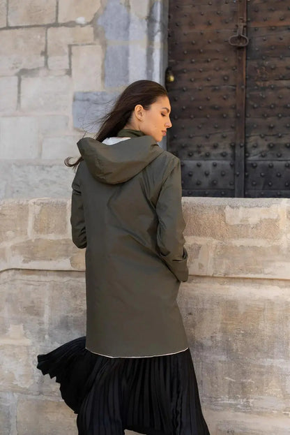 Imperméable long réversible Laura Jo couleur kaki et doré, sans garnissage ouate, idéal pour la pluie et le style.