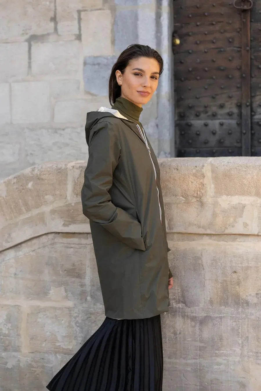 Imperméable long réversible Laura Jo kaki et doré, sans garnissage ouate, tissu imperméable et style élégant.