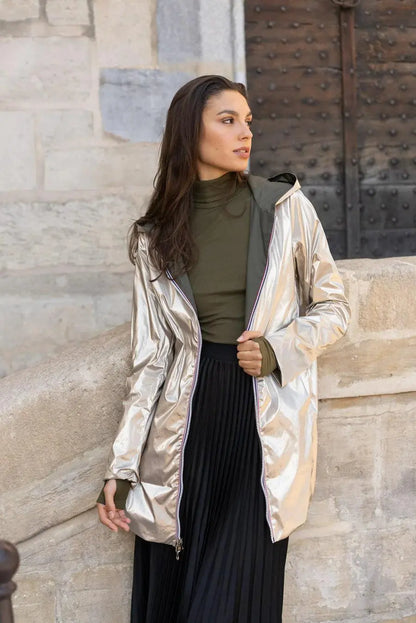 Manteau long Laura Jo imperméable réversible kaki et doré sans garnissage, tissu déperlant, porté par un mannequin.