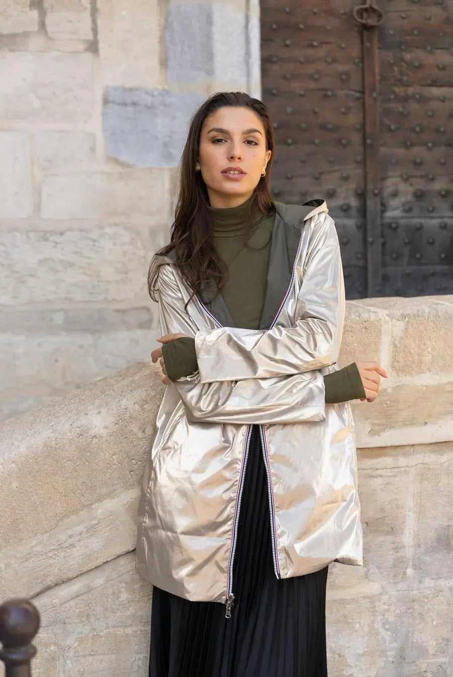 Imperméable réversible long Laura Jo en kaki et doré, sans garnissage, tissu imperméable et élégant.
