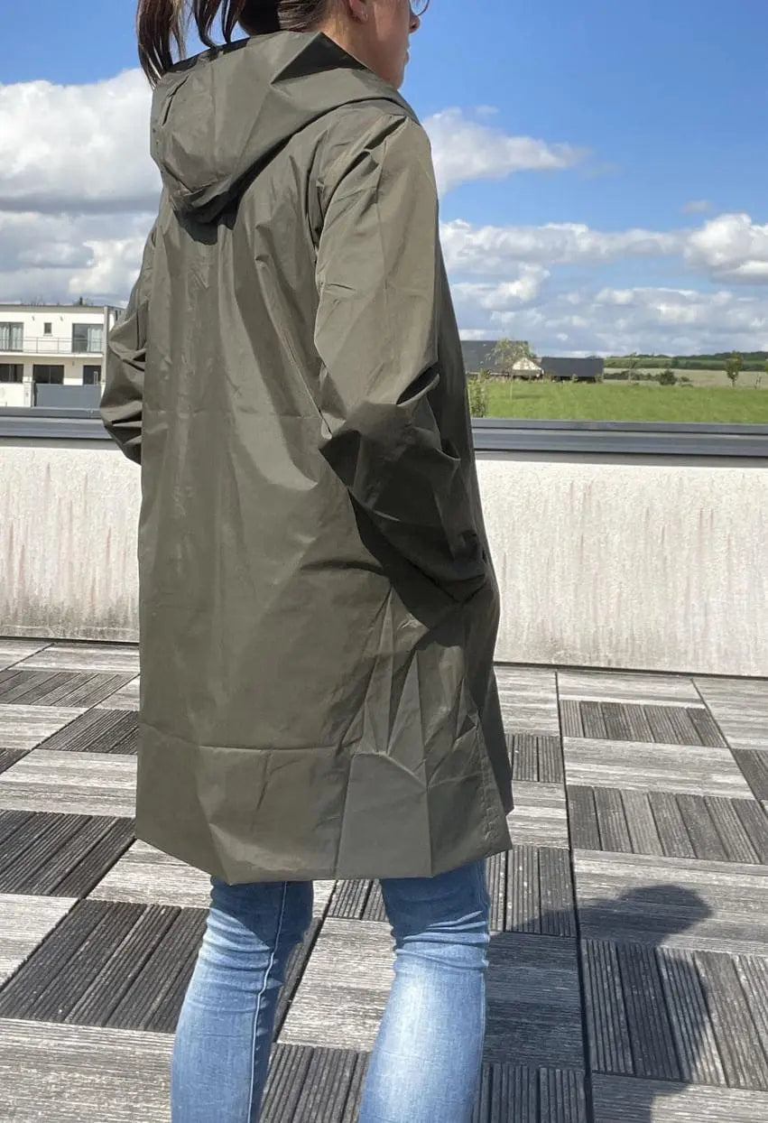Manteau long réversible Laura Jo imperméable kaki et doré, sans garnissage, en tissu léger et pratique pour la pluie.