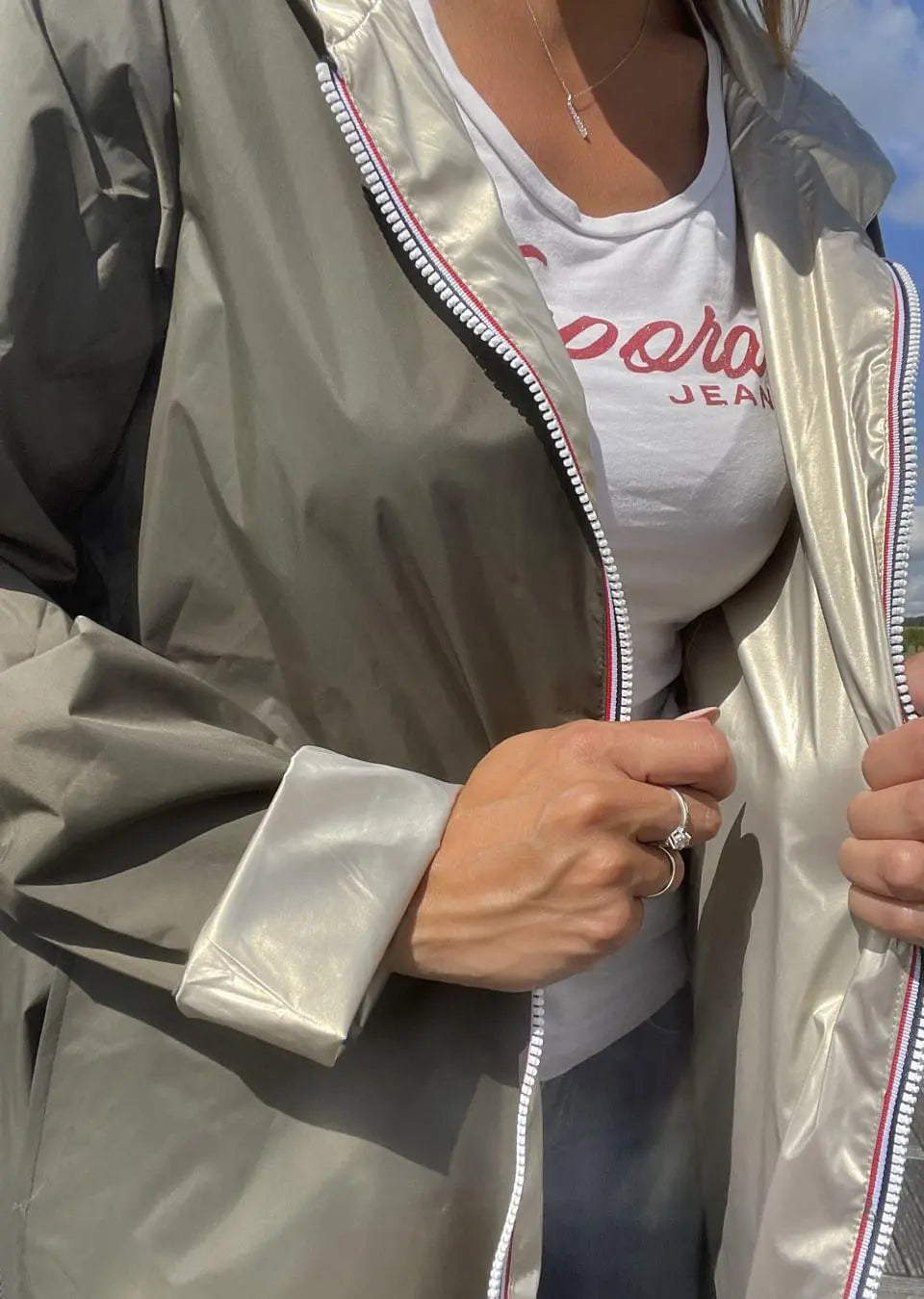 Manteau Laura Jo imperméable réversible long kaki et doré, sans garnissage ouate, pour femme, vue de l'avant