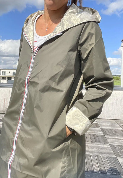 Manteau Laura Jo imperméable réversible long kaki et doré, sans garnissage ouate, porté sur un mannequin.