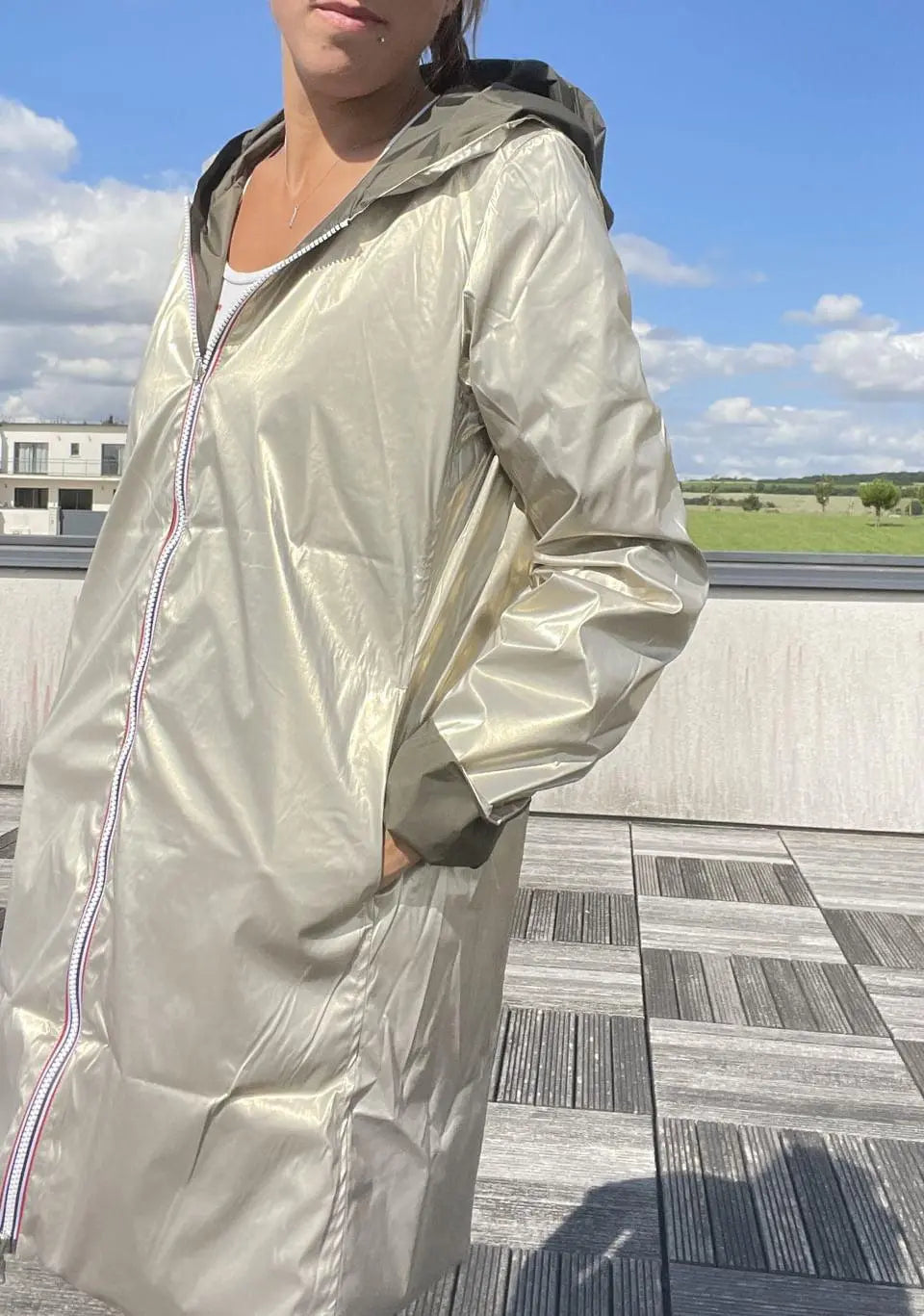Manteau long réversible Laura Jo kaki/doré sans garnissage en tissu imperméable, style élégant et pratique.