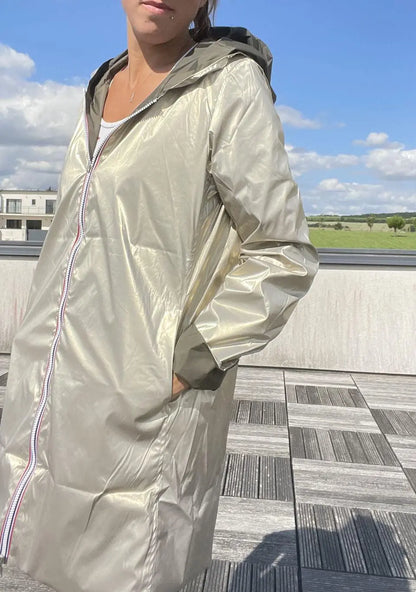 Manteau long réversible Laura Jo kaki/doré sans garnissage en tissu imperméable, style élégant et pratique.