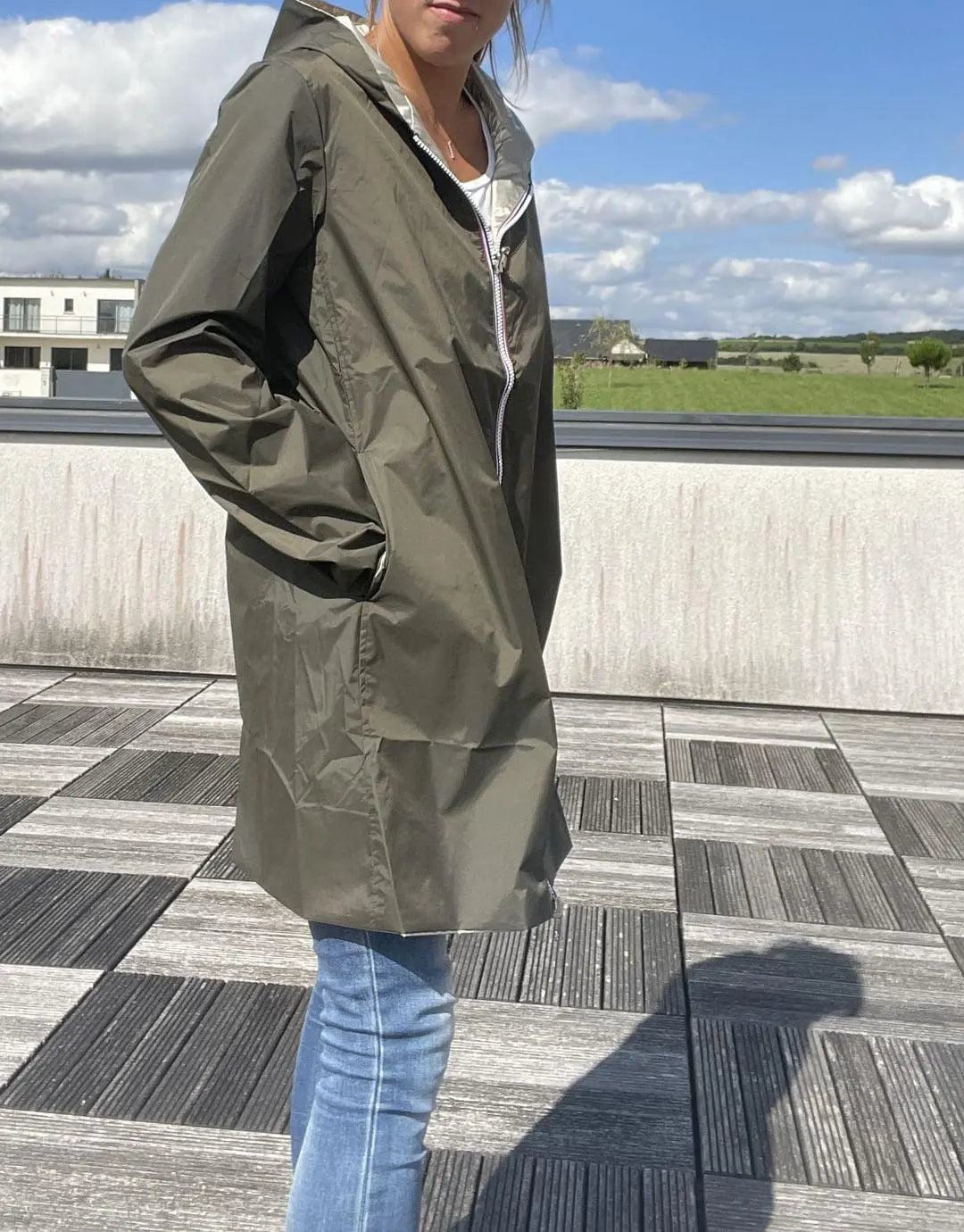 Manteau long Laura Jo imperméable réversible kaki et doré sans garnissage, tissu léger et élégant, vue de face.