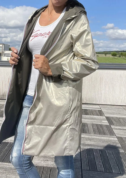 Imperméable réversible Laura Jo long sans garnissage ouate, couleur kaki et doré, visible avec design élégant et matière résistante.