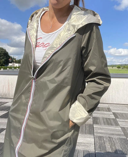 Imperméable long réversible Laura Jo kaki et doré, sans garnissage ouate, visible avec doublure kaki d'un côté et dorée de l'autre.