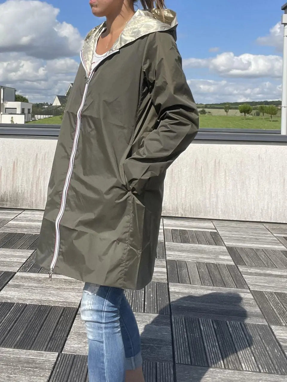 Imperméable long réversible Laura Jo kaki et doré, sans garnissage, détail de la doublure colorée visible sur l'image.