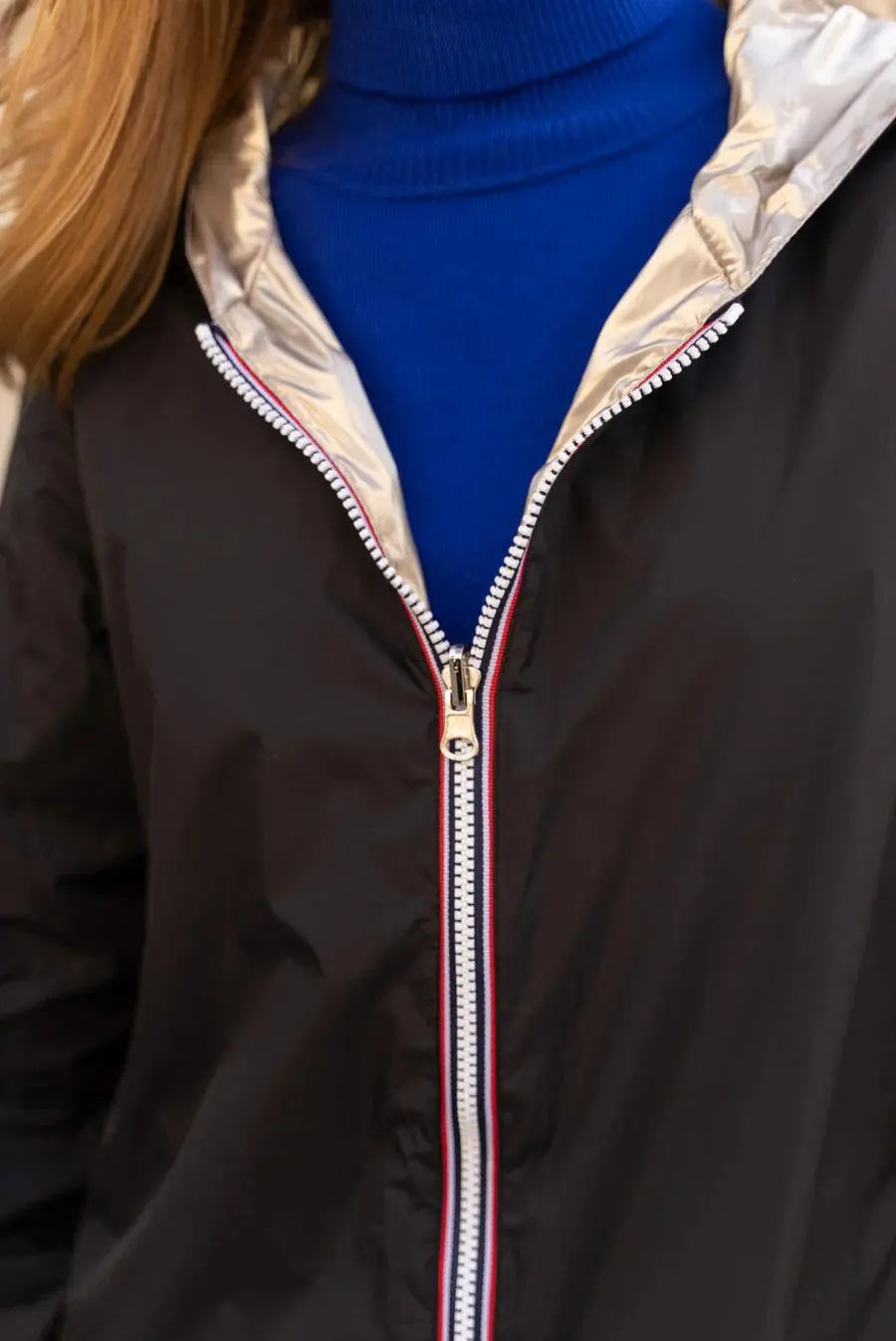 Imperméable long réversible noir et doré avec capuche de la marque Laura Jo, montrant les deux côtés du manteau.