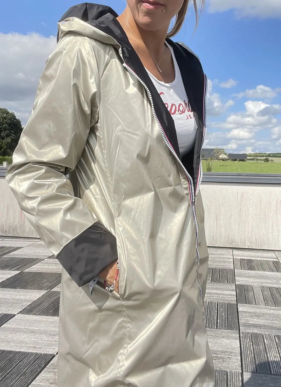 Imperméable long réversible noir et doré avec capuche, manteau Laura Jo, style élégant sans garnissage, pour femmes curvy.