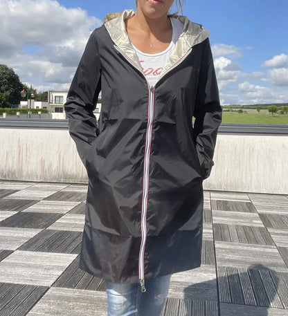 Imperméable réversible long noir et doré avec capuche, manteau Laura Jo, style élégant et pratique pour la pluie.
