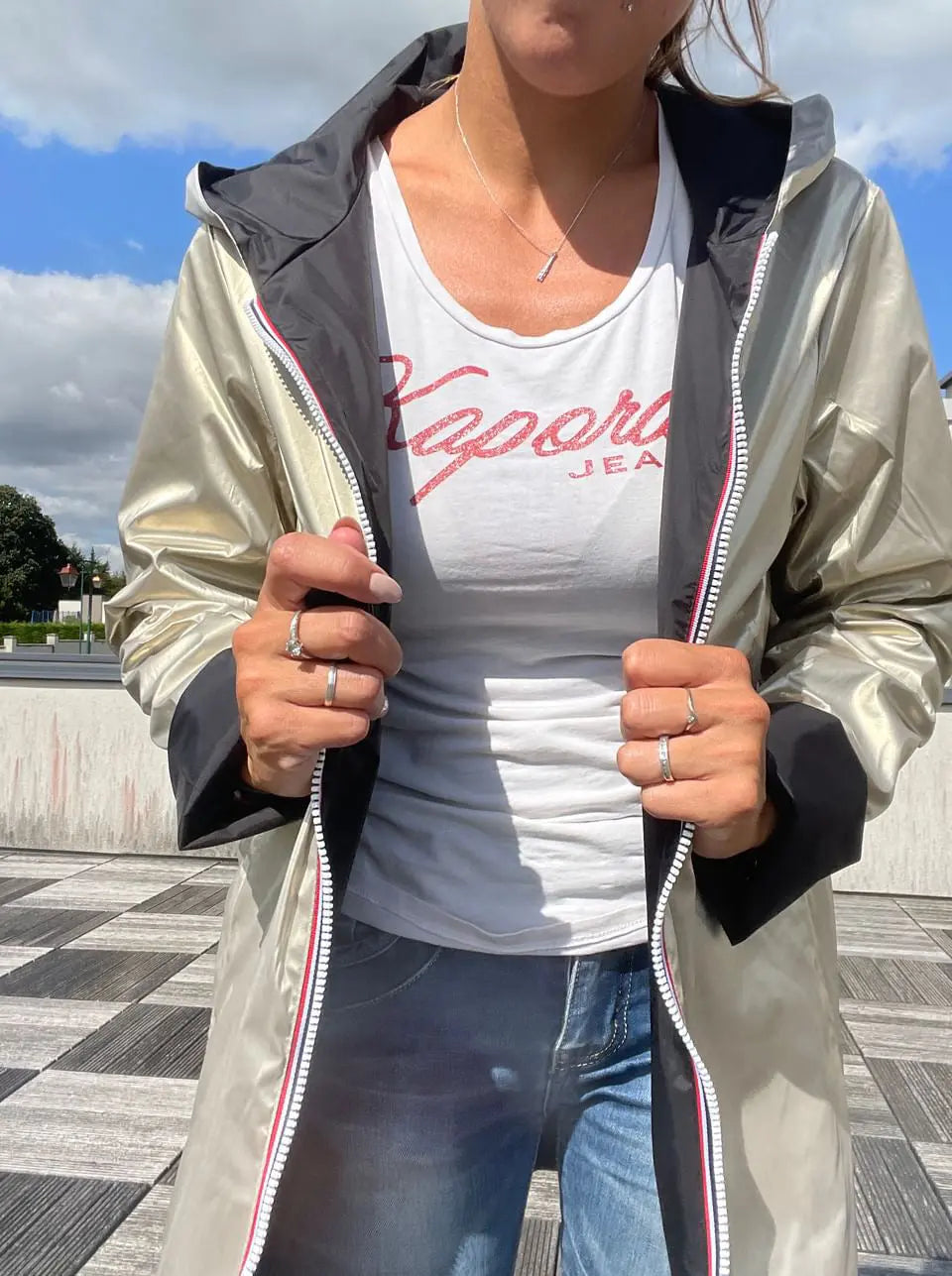 Imperméable réversible long noir et doré pour femmes de Laura Jo, avec capuche, sans garnissage, style élégant et pratique.