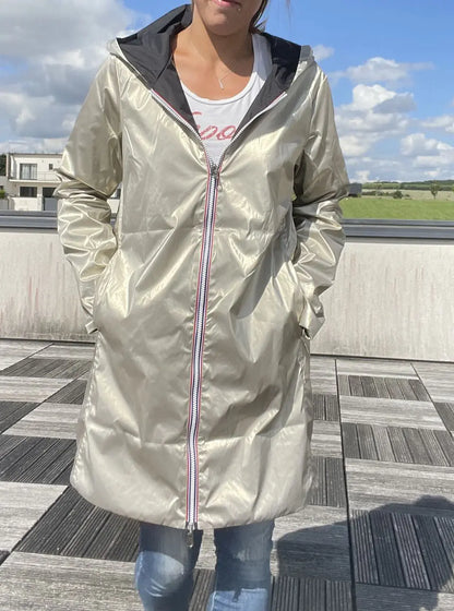 Imperméable réversible long noir et doré avec capuche, manteau Laura Jo, style élégant et pratique pour la pluie.