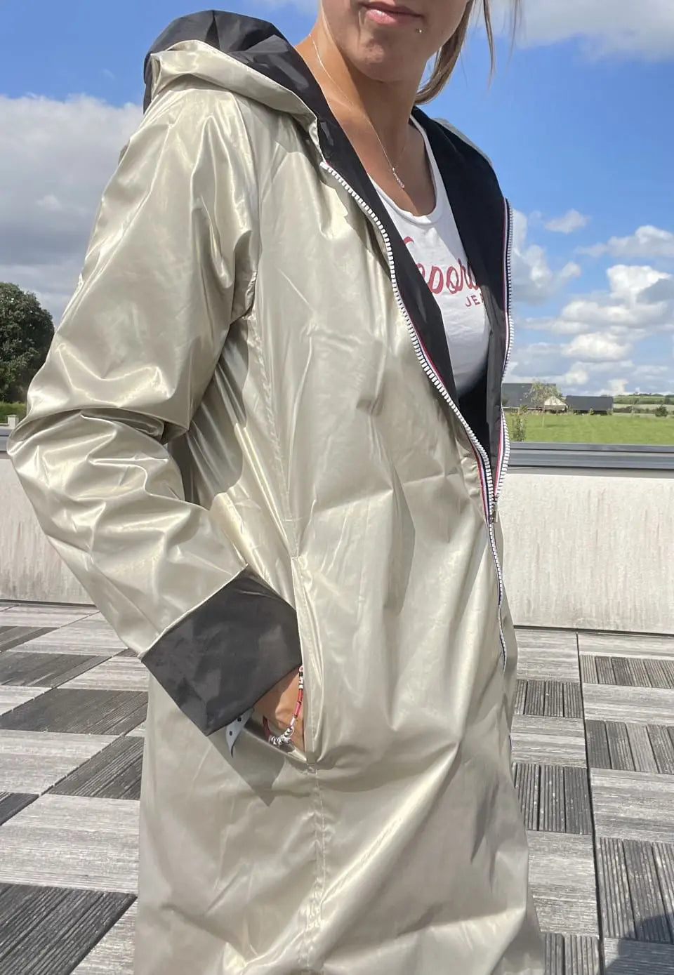 Imperméable réversible long noir et doré Laura Jo avec capuche, tissu imperméable et style élégant pour femmes.