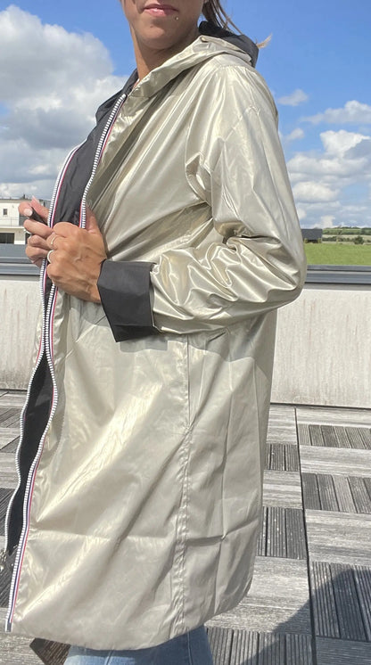 Imperméable réversible long noir et doré avec capuche, manteau Laura Jo, visible de face avec détails en tissu brillant et mat