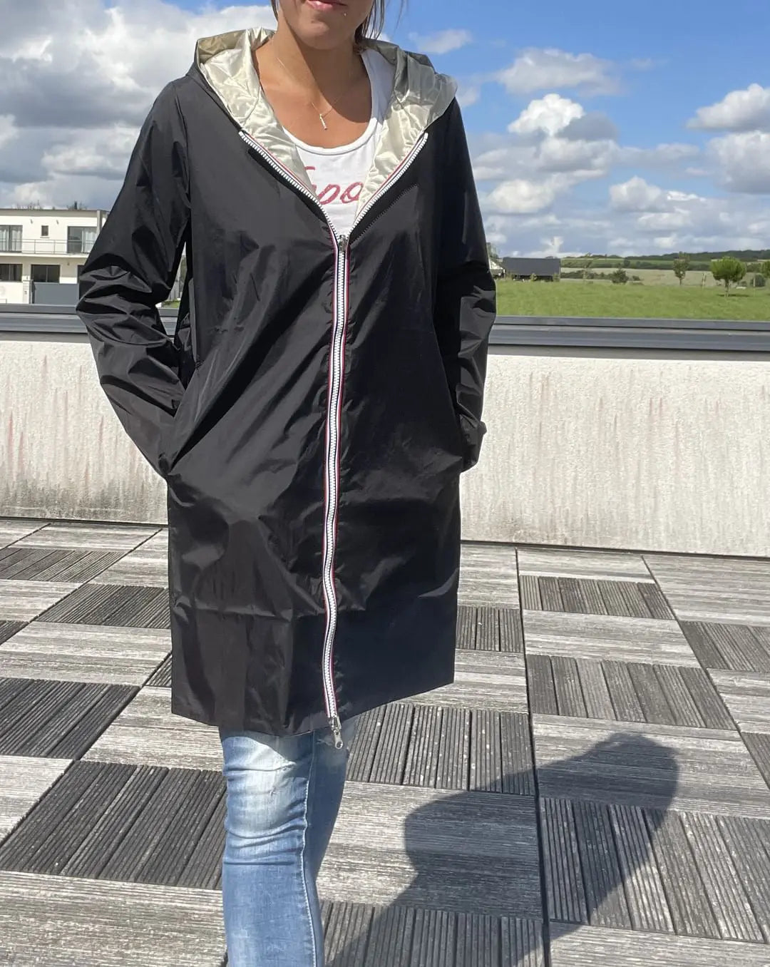 Imperméable long réversible noir et doré avec capuche, manteau Laura Jo pour femmes, sans garnissage ouate, style élégant et pratique.