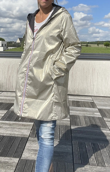 Manteau imperméable réversible long noir et doré à capuche de la marque Laura Jo, visible avec détails colorés et capuche ajustable.