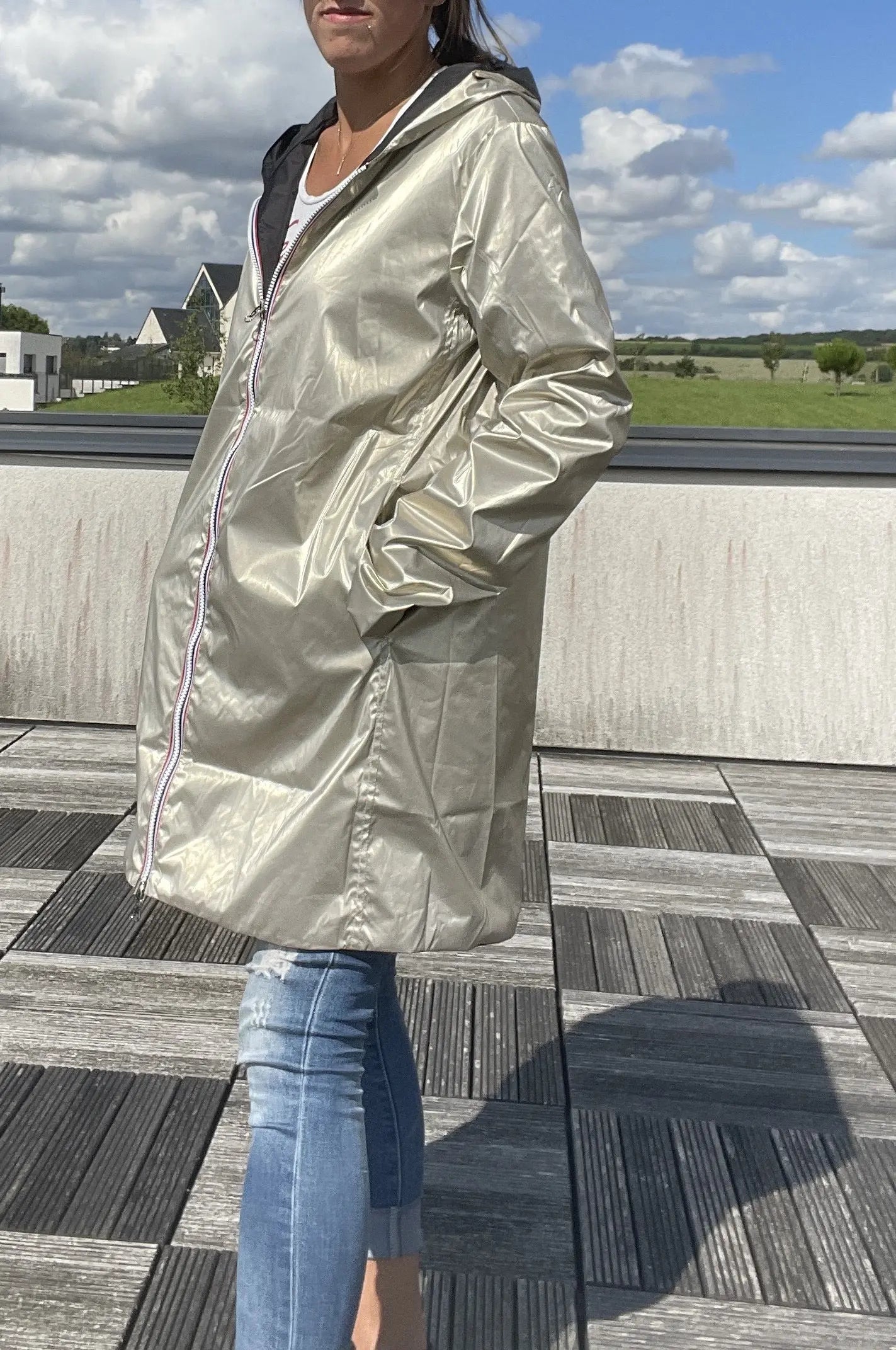 Imperméable réversible long noir et doré Laura Jo avec capuche, veste de pluie élégante et pratique, vue de face.