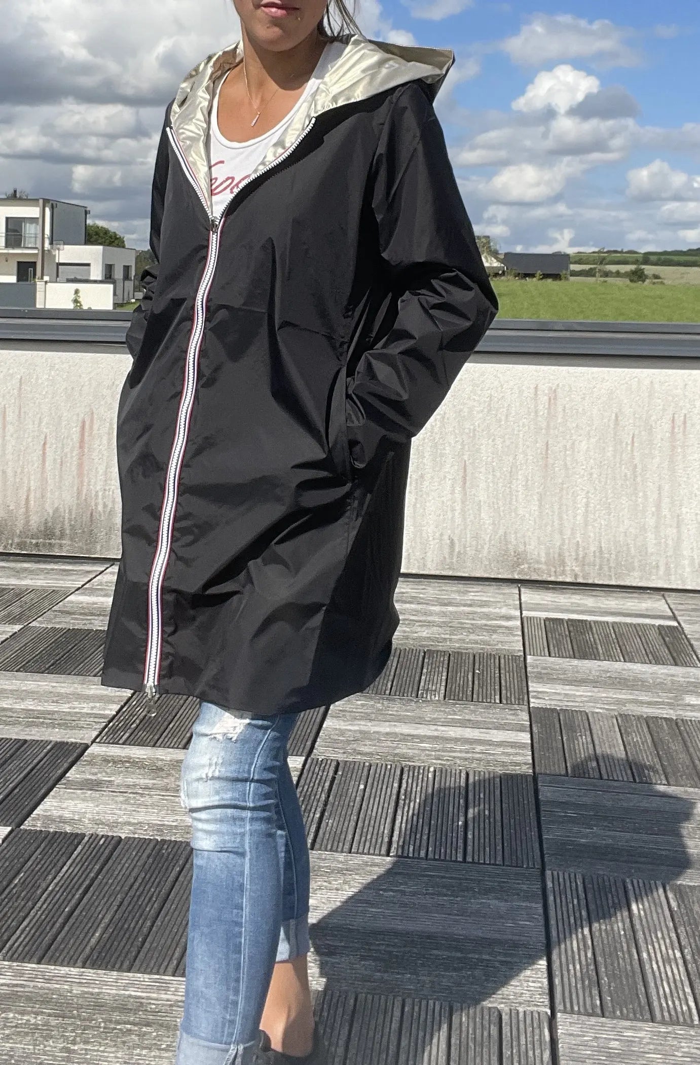 Imperméable réversible long noir et doré avec capuche, manteau Laura Jo, style élégant et pratique pour femmes.