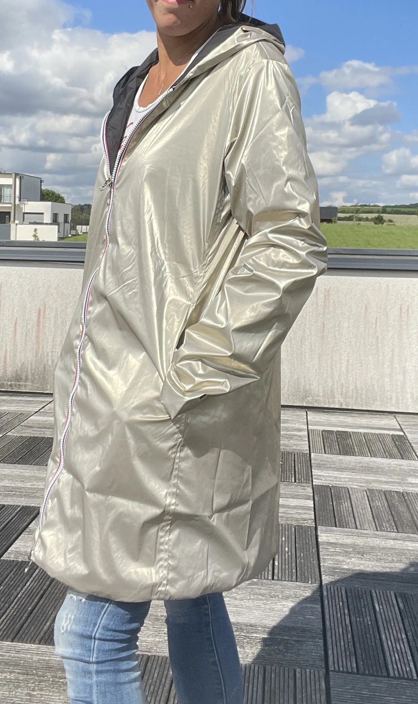 Imperméable long réversible noir et doré avec capuche, manteau Laura Jo pour femme, sans garnissage, style élégant et pratique.