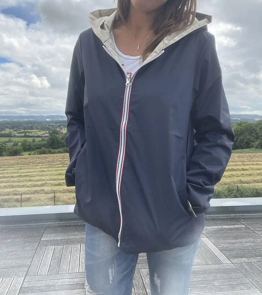 Manteau réversible Laura Jo court, léger, bleu marine et doré, pour la mi-saison, idéal pour la pluie et le style.