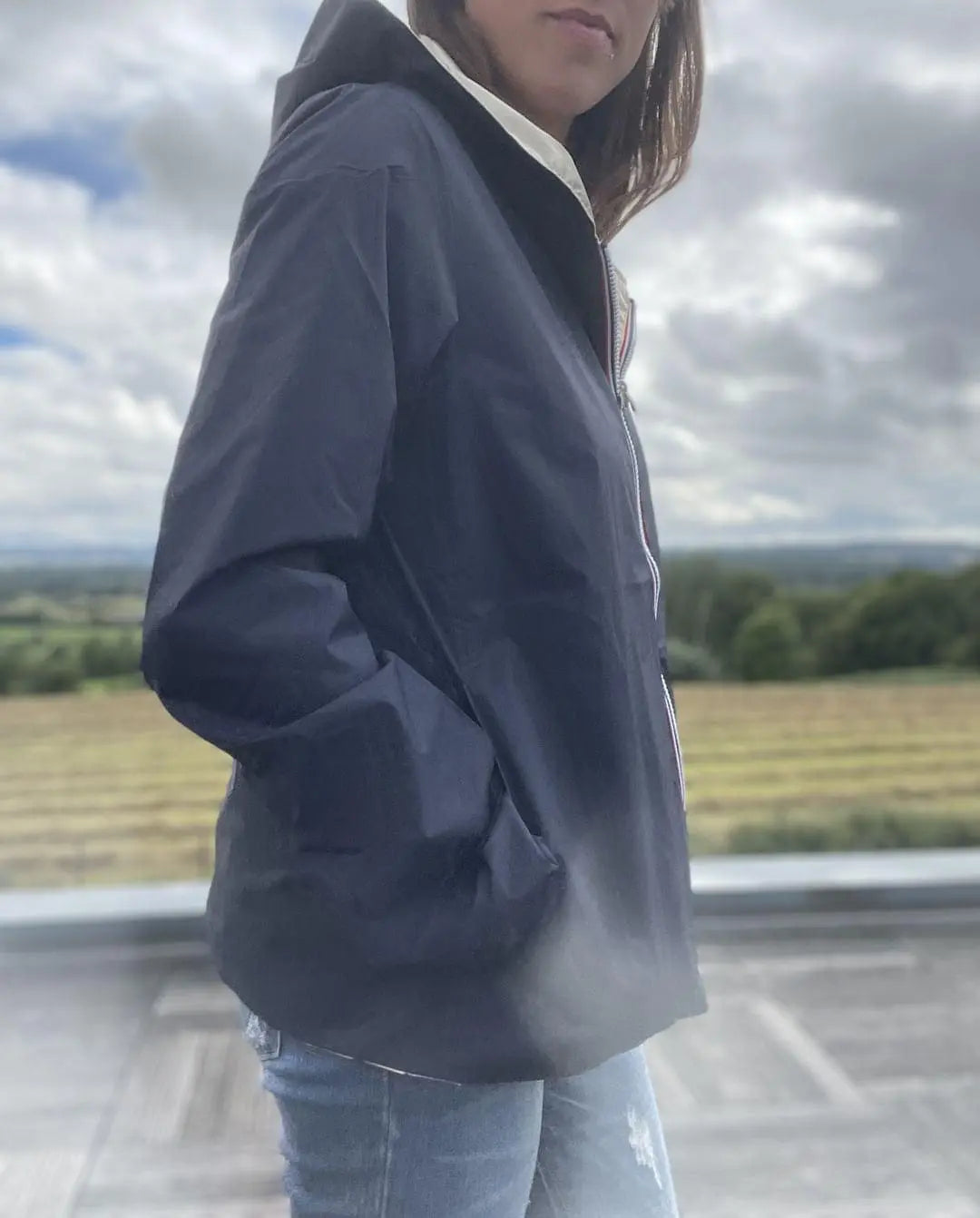 Imperméable réversible court Laura Jo bleu marine et doré, manteau mi-saison léger avec capuche, parfait pour la pluie.