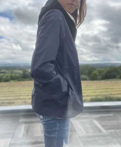 Manteau imperméable réversible Laura Jo court en bleu marine et doré, léger pour la mi-saison, style moderne et pratique.