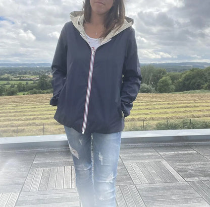 Imperméable réversible court Laura Jo en bleu marine et doré, manteau mi-saison léger, aspect élégant et pratique.
