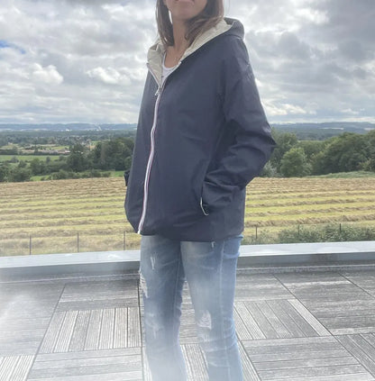 Imperméable réversible Laura Jo court bleu marine et doré, léger pour la mi-saison, manteau élégant et pratique.