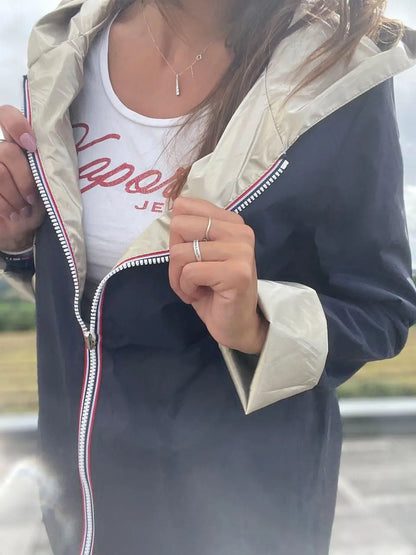 Imperméable réversible court Laura Jo bleu marine et doré, manteau mi-saison léger, visible avec détails de finition élégants.