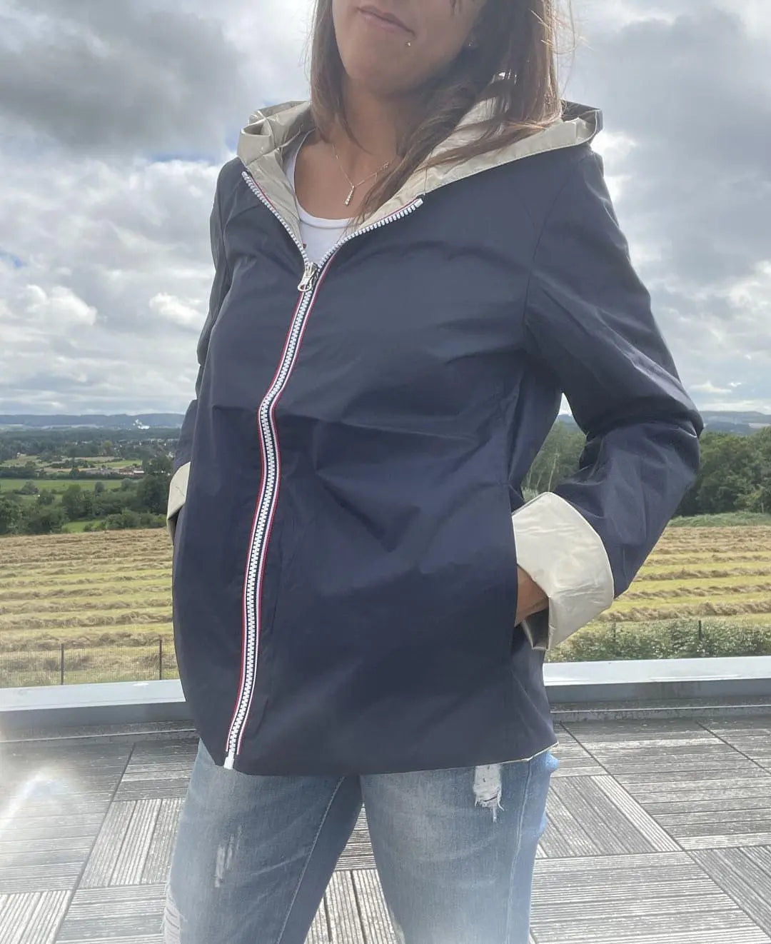 Imperméable réversible court Laura Jo en bleu marine et doré, manteau mi-saison léger, visible avec détails colorés et style élégant.